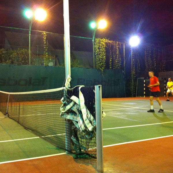 Теннисный корт улица