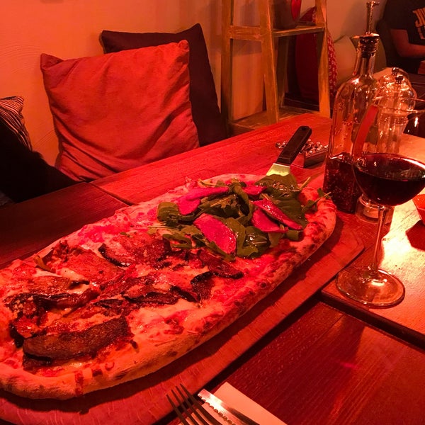 Foto diambil di Metre Pizza oleh Mert T. pada 3/16/2018