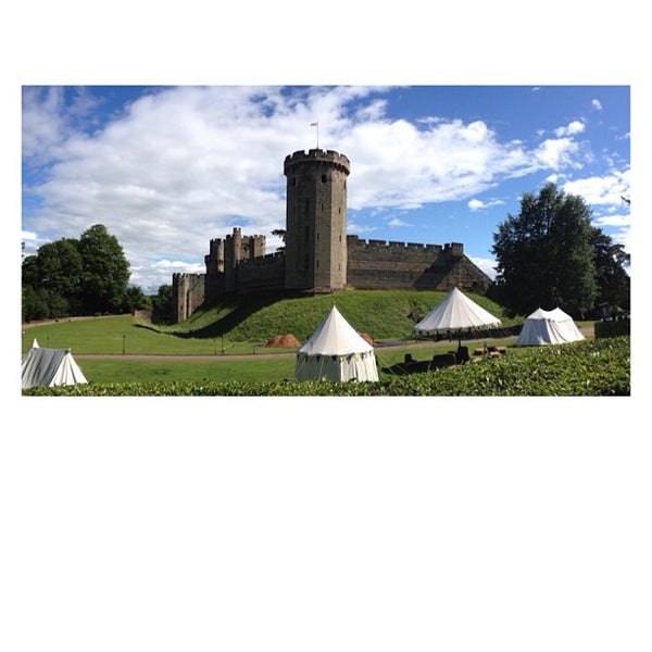 Foto tirada no(a) The Warwick Castle por Bbee C. em 6/15/2013