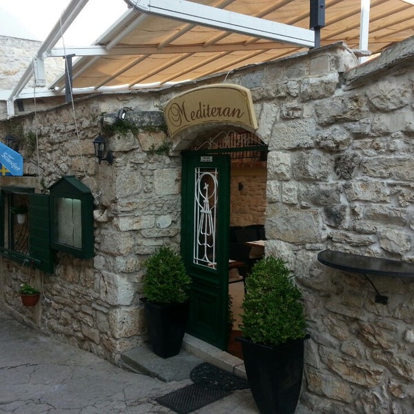 7/20/2013 tarihinde Emil Š.ziyaretçi tarafından Restaurant Mediteran'de çekilen fotoğraf