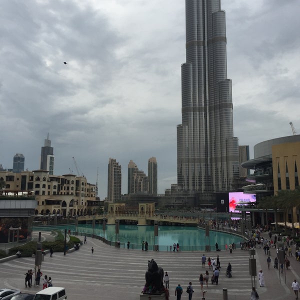 Foto tirada no(a) The Dubai Mall por F H. em 3/27/2015