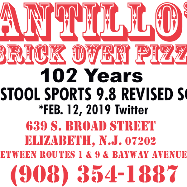Foto diambil di Santillo&#39;s Brick Oven Pizza oleh user384265 u. pada 2/10/2021
