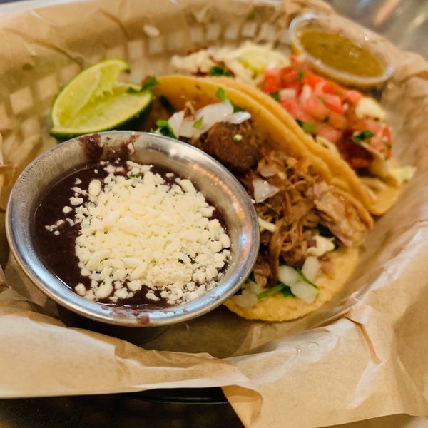 รูปภาพถ่ายที่ Uno Dos Tacos โดย Stanley D. เมื่อ 7/15/2019