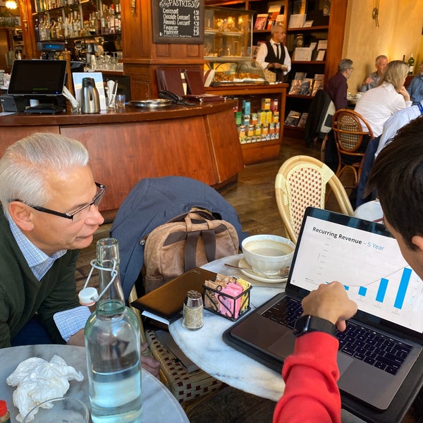 รูปภาพถ่ายที่ Café de la Presse โดย Stanley D. เมื่อ 11/20/2019