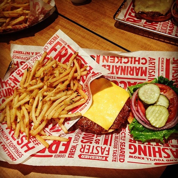 รูปภาพถ่ายที่ Smashburger โดย DJ d. เมื่อ 5/18/2014