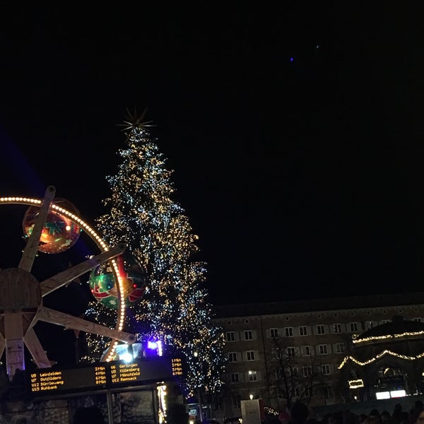 รูปภาพถ่ายที่ Stuttgarter Weihnachtsmarkt โดย Diana เมื่อ 12/8/2018