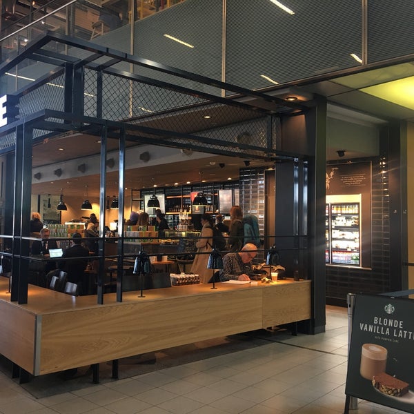 Foto scattata a Starbucks da Diana il 10/30/2019