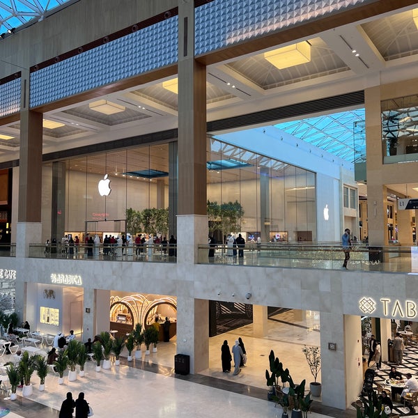 Яс молл абу даби. Эпл стор в Абу Даби. Yas Mall Apple. Apple Gallery Mall Abu Dhabi.