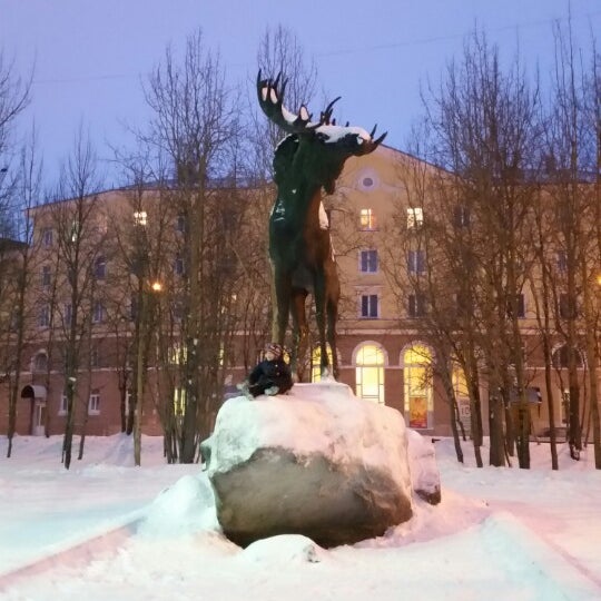 Памятник лосю в Карелии