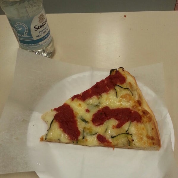 5/6/2014 tarihinde Scott H.ziyaretçi tarafından Roma Pizza'de çekilen fotoğraf