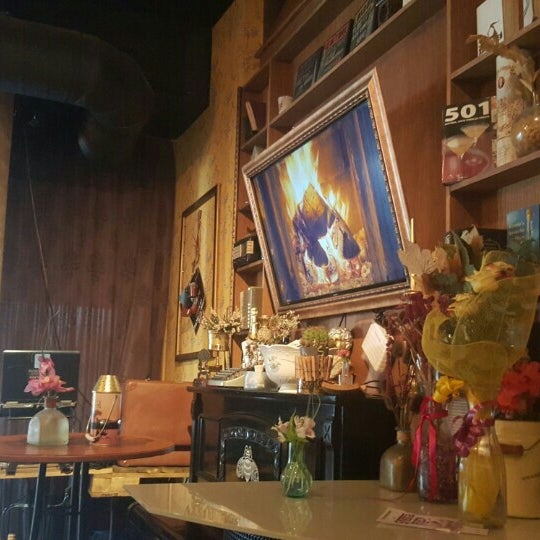 Foto scattata a Patron XO Cafe &amp; Shot Bar da Kalin I. il 2/9/2016