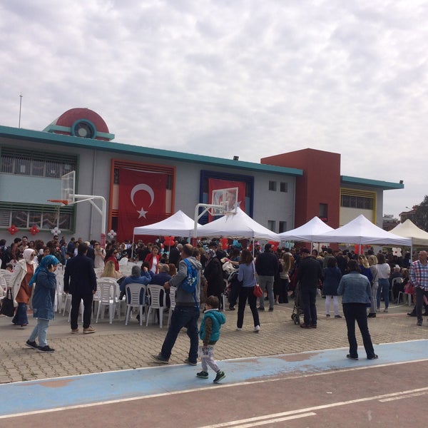 Photo taken at Nebahat Alparslan Karadavut İlkokulu by Mehmet I. on 4/23/2019