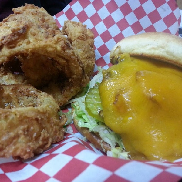 Foto diambil di Chop House Burgers oleh Jonathan K. pada 11/24/2013