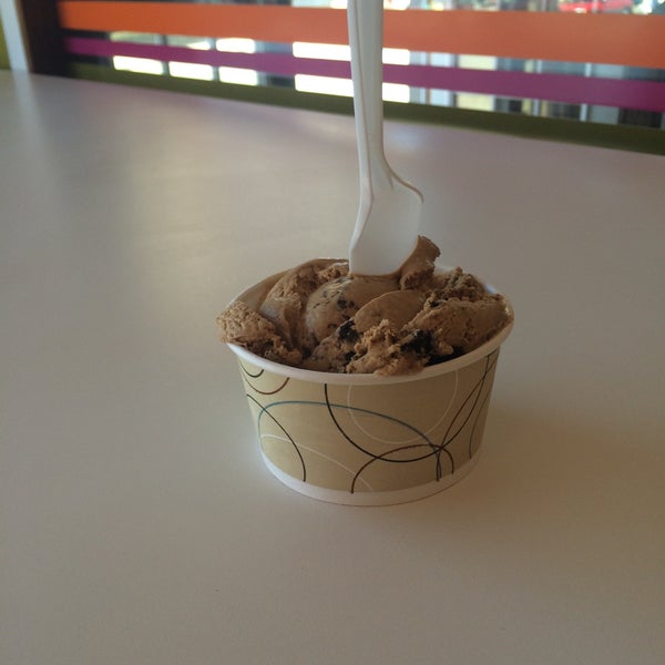Foto tirada no(a) Bev&#39;s Homemade Ice Cream por Lauren B. em 3/31/2015