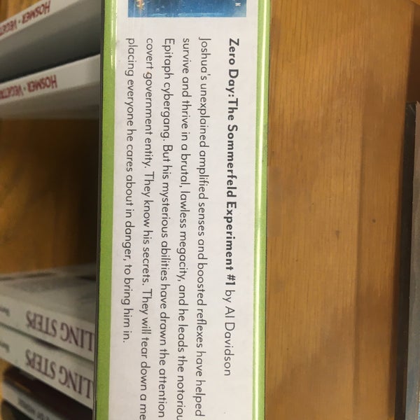 5/20/2022 tarihinde cnelson ︻.ziyaretçi tarafından Bookshop Santa Cruz'de çekilen fotoğraf