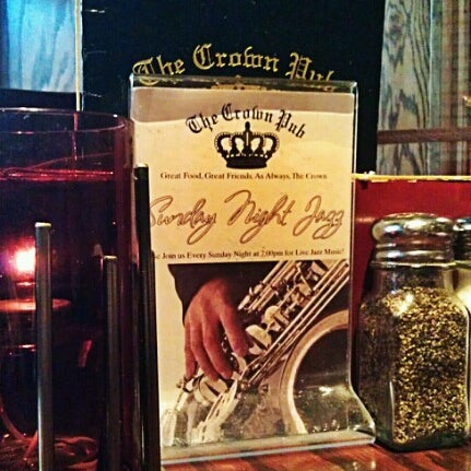 Foto tomada en The Crown Pub  por Julieanna D. el 10/4/2012