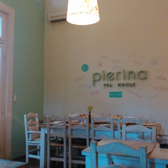 รูปภาพถ่ายที่ Pierina Tea House โดย Joel .. เมื่อ 2/9/2014