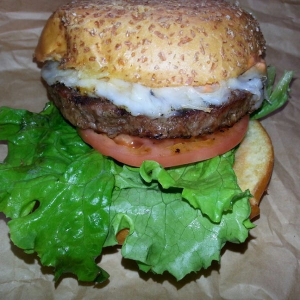 รูปภาพถ่ายที่ be right burger™ โดย Eric J. เมื่อ 10/23/2013