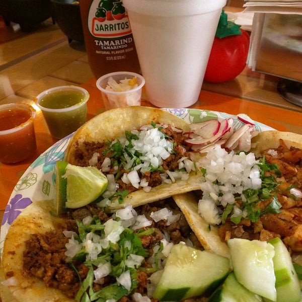 7/16/2015 tarihinde Eric J.ziyaretçi tarafından Tacos El Chilango'de çekilen fotoğraf