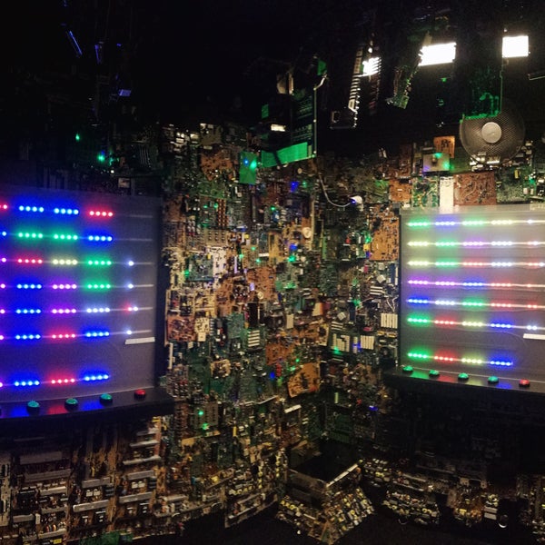 Kennt Ihr noch das Brettspiel Master Mind? Auf das werdet Ihr in der Matrix auch treffen auf riesigen LED Boards.