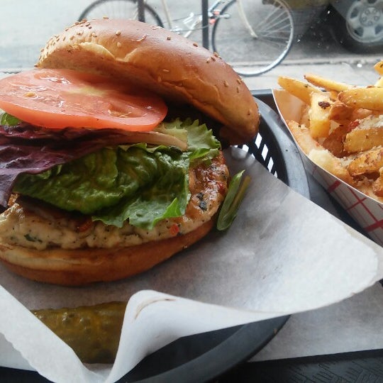 รูปภาพถ่ายที่ Tallgrass Burger โดย Luis L. เมื่อ 4/20/2015