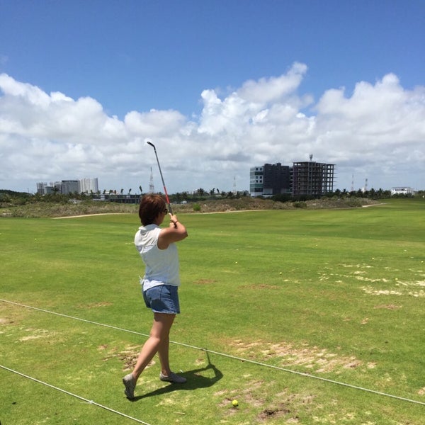 5/4/2015 tarihinde Susy R.ziyaretçi tarafından Puerto Cancún Golf Club'de çekilen fotoğraf