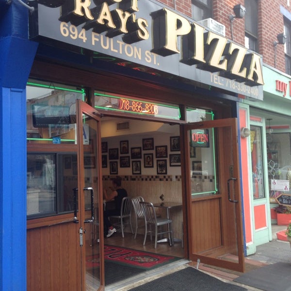 รูปภาพถ่ายที่ Not Ray&#39;s Pizza โดย Christopher B. เมื่อ 7/14/2014