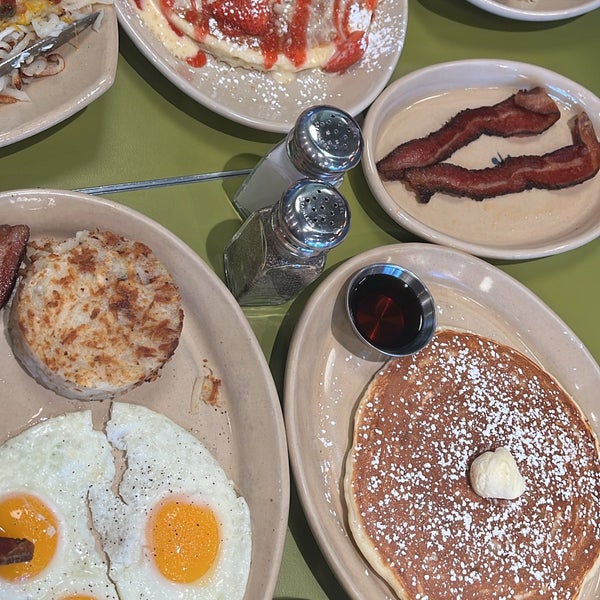 Photo taken at Snooze, an A.M. Eatery by Monique R. on 2/28/2023