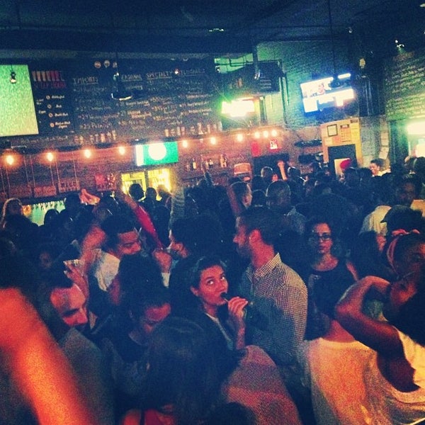 Foto tirada no(a) Brooklyn Tap House por Michael C. em 5/26/2013