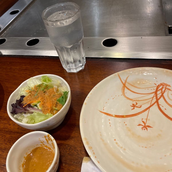 Foto diambil di Sakura Japanese Steak, Seafood House &amp; Sushi Bar oleh Mohammed M. pada 10/10/2021