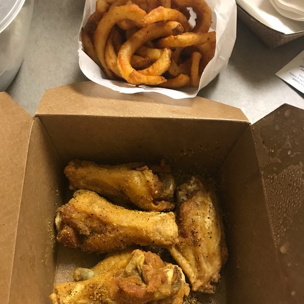 Great wings. Plenty of flavors to choose from. I had the lemon pepper wings with curly fries. Delicious and well flavored. Dan provided great customer service. Will go back.