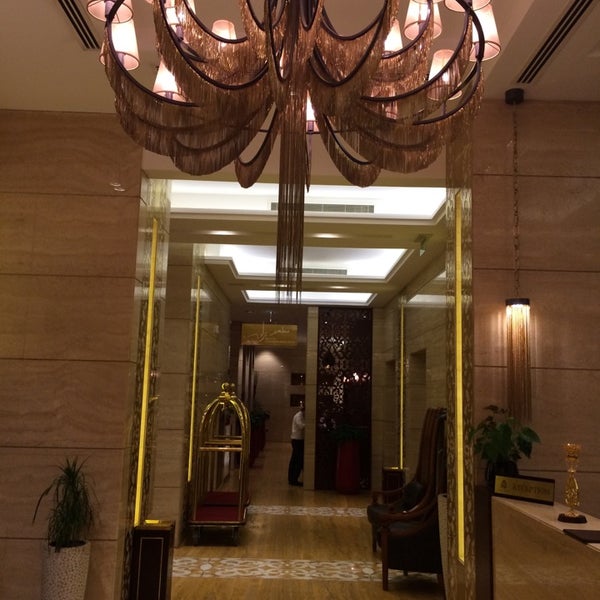 Photo prise au Zubarah Hotel par Hamad A. le9/5/2014