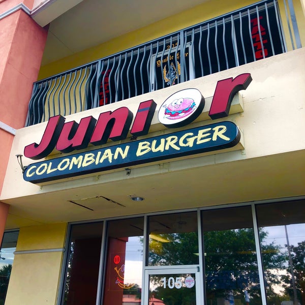 Снимок сделан в Junior Colombian Burger - South Kirkman Road пользователем Laurent G. 5/6/2018
