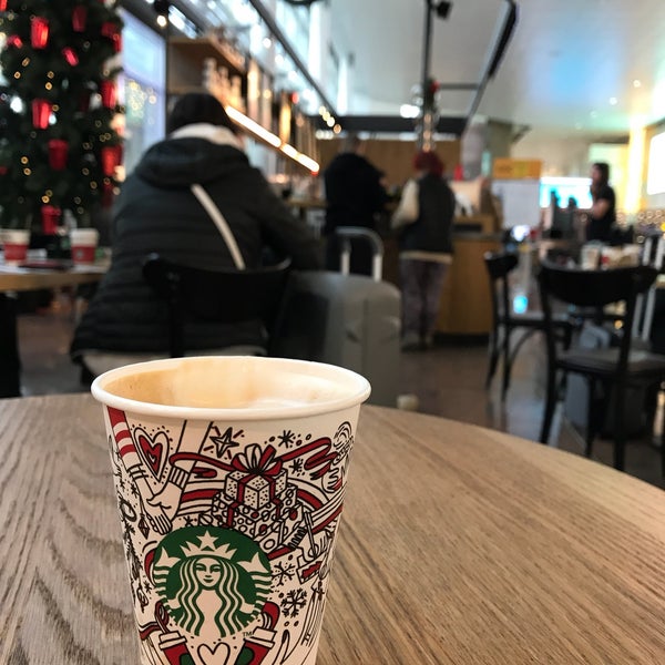 Foto tomada en Starbucks  por Filip C. el 12/20/2017