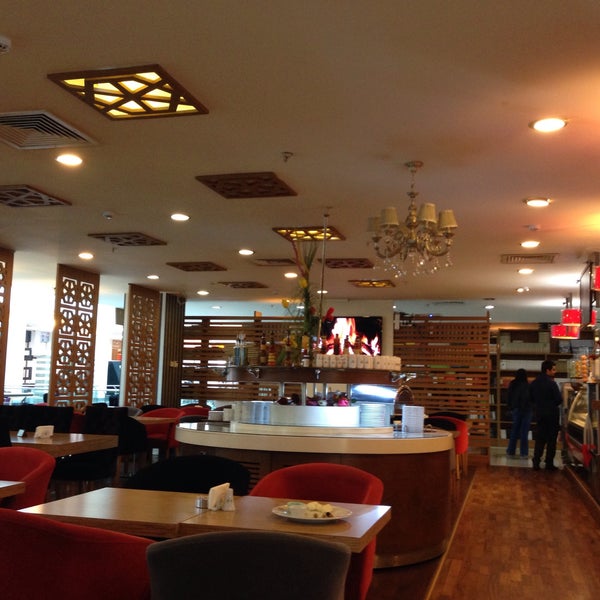 Foto scattata a Ada Cafe Family Mall da Zana S. il 12/9/2014