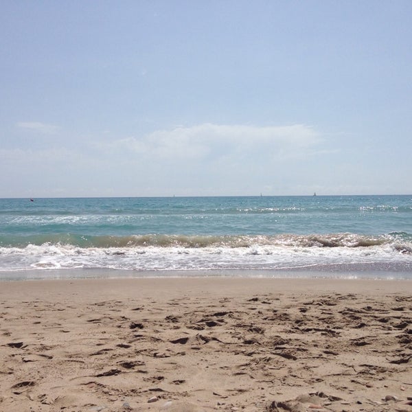 Una playa tranquila en el Mediterráneo
