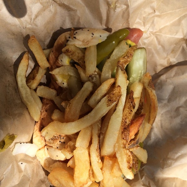 Foto diambil di Ivy&#39;s Burgers, Hot Dogs and Fries oleh Sithfredo R. pada 5/10/2014