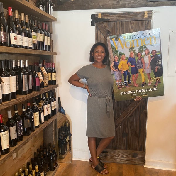 10/18/2020 tarihinde Ebony M.ziyaretçi tarafından Leeah&#39;s Old Village Wine Shop'de çekilen fotoğraf
