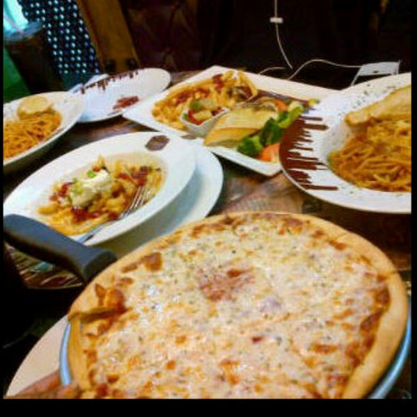 6/17/2013 tarihinde Ms F.ziyaretçi tarafından L&#39;italiano&#39;s - Chicago Pizzeria &amp; Italian Ristorante'de çekilen fotoğraf