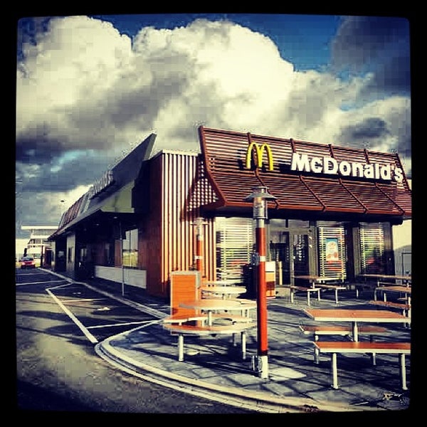 รูปภาพถ่ายที่ McDonald&#39;s โดย Thijsiie v/d T. เมื่อ 10/20/2013