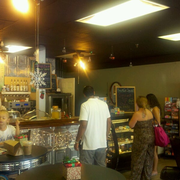 Foto tomada en Southernmost Coffee Bar - Coffee and Tea House  por Renee H. el 12/24/2013