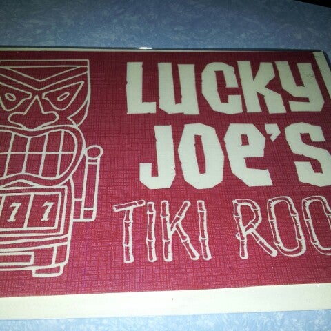 Foto tirada no(a) Lucky Joe&#39;s Tiki Room por John G. em 12/15/2012