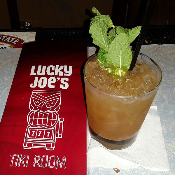 รูปภาพถ่ายที่ Lucky Joe&#39;s Tiki Room โดย John G. เมื่อ 10/18/2014