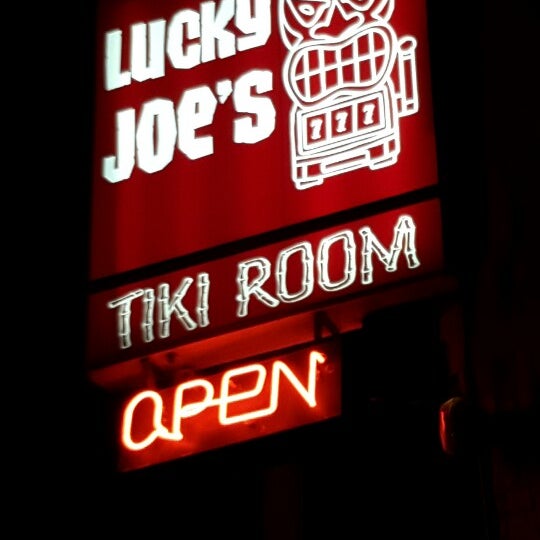 รูปภาพถ่ายที่ Lucky Joe&#39;s Tiki Room โดย John G. เมื่อ 10/18/2014