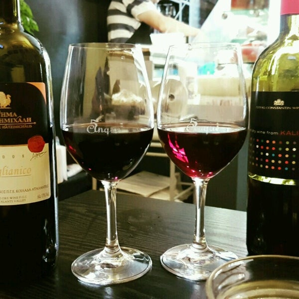 9/16/2016 tarihinde John G.ziyaretçi tarafından Cinque Wine &amp; Deli Bar'de çekilen fotoğraf