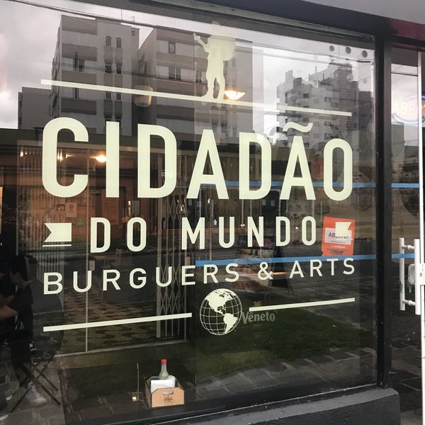 Photo taken at Cidadão do Mundo Burguers &amp; Arts by Fernando D. on 1/2/2018