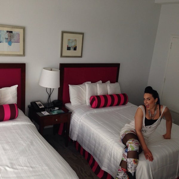 รูปภาพถ่ายที่ Marseilles Hotel โดย Cristina เมื่อ 3/22/2014