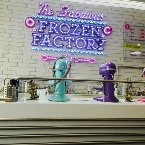 12/3/2014에 Andrew T.님이 The Fabulous Frozen Factory에서 찍은 사진
