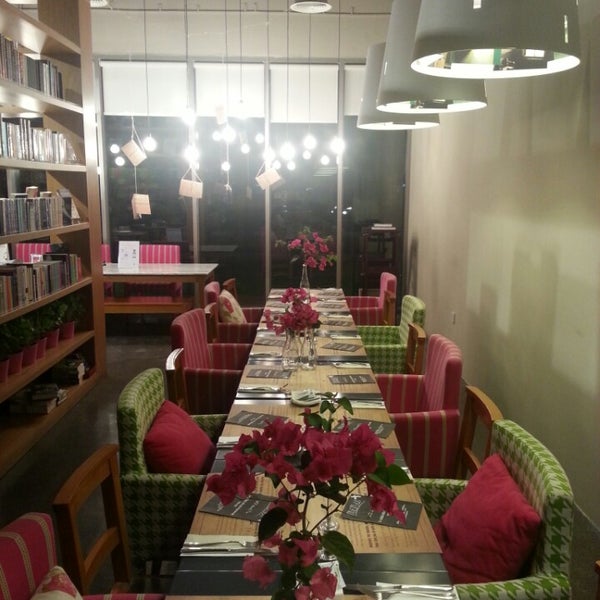 รูปภาพถ่ายที่ BookMunch Cafe โดย IshitaUnblogged เมื่อ 3/5/2014