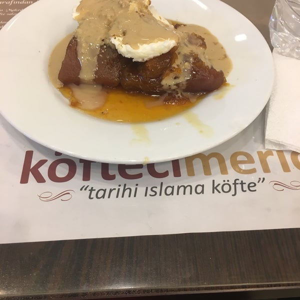 Photo taken at Meşhur Meriç Islama Köfte by Kamile H. on 5/1/2017